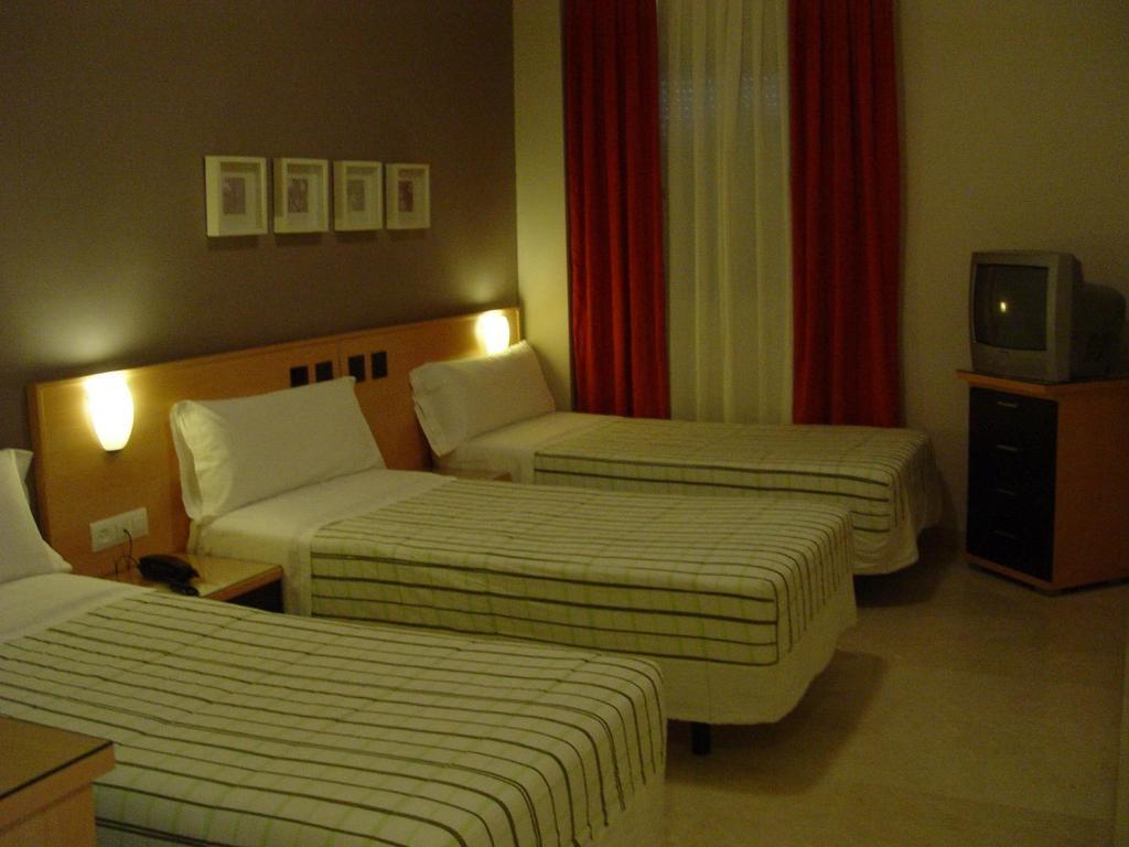 Hostal Don Julio Hotel Sanlucar la Mayor Room photo